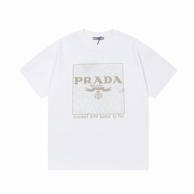 高版本 prada 普拉达 2025早春新款 定制310G双纱纯棉面料 拼色烫珠字母Logo 男女同款 短袖T恤 颜色：白色 尺码：S-Xl