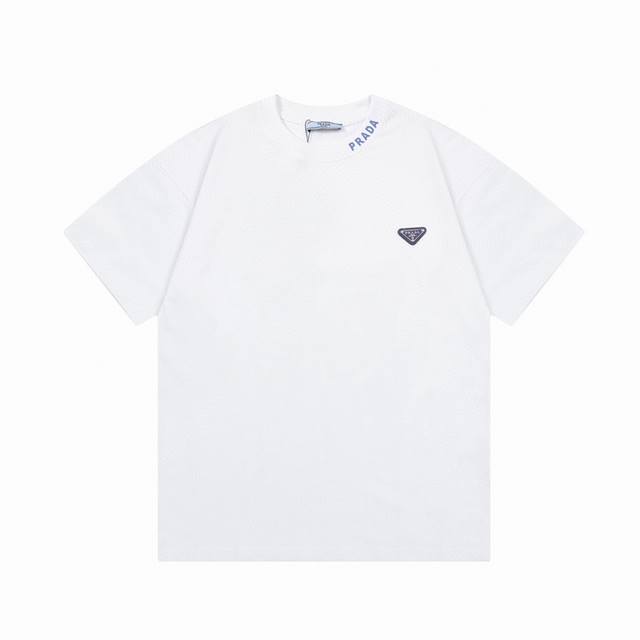 高版本 prada 普拉达 2025新款 定制310G双纱纯棉面料 领口立体凸胶字母Logo 定制金属三角章 男女同款 短袖 颜色：白色 尺码：S-Xl