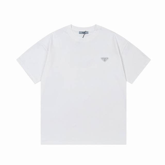 高版本 prada 普拉达 2025新款 定制310G双纱纯棉面料 定制金属三角章 梭织拼接 印花Logo 男女同款 短袖T恤 颜色：白色 尺码：S-Xl