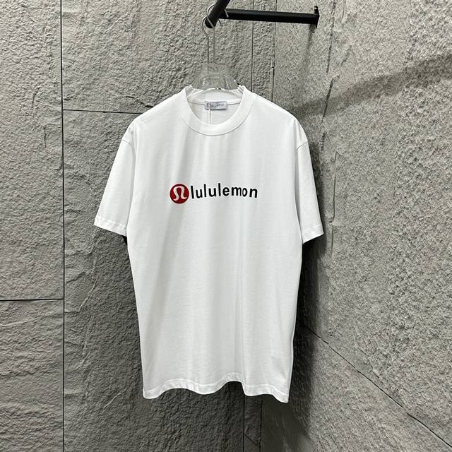 Lulu*Lemon*露露 2025春夏新款短袖T恤 经典字母 立体 植绒工艺 定制双纱平纹纯棉面料 男女同款 颜色：黑色 白色 尺码： S 90-130斤 M