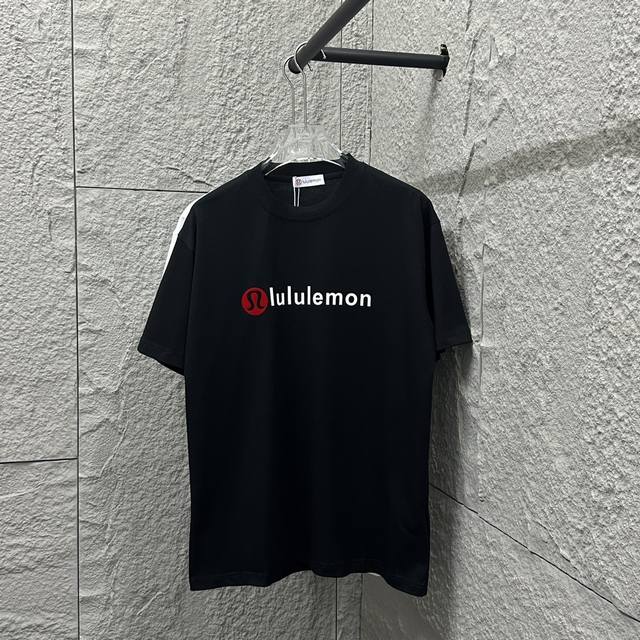 Lulu*Lemon*露露 2025春夏新款短袖T恤 经典字母 立体 植绒工艺 定制双纱平纹纯棉300面料 男女同款 颜色：黑色 白色 尺码： S 90-130