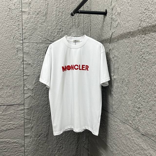 Moncle* 蒙口*2025春夏新款 简约 字母植绒工艺 定制双纱平纹纯棉面料 短袖T恤 男女同款 颜色：黑色 白色 尺码： S 90-130斤 M 120-
