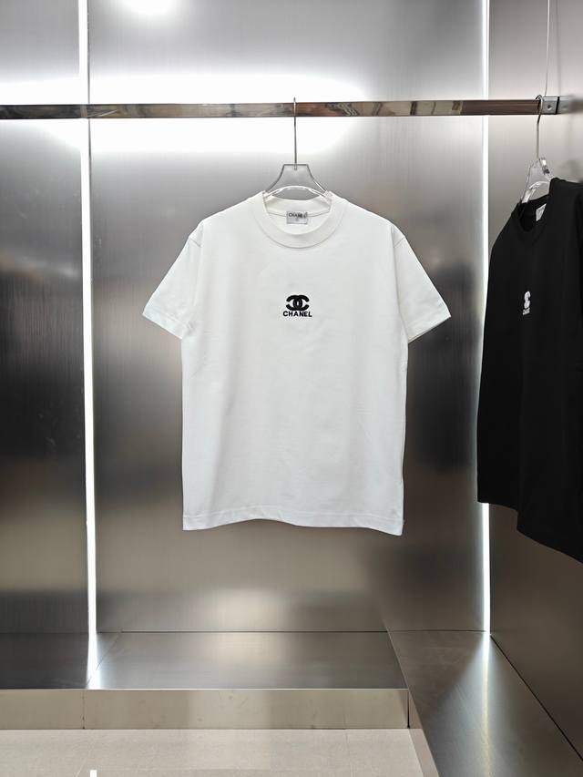 香奈儿 Chanel 2025春夏新款男女同款短袖T恤！ 定制专属300克重双纱纯棉面料 定制原版工艺螺纹 胸前重工刺绣字母Logo工艺设计 颜色：黑色 白色