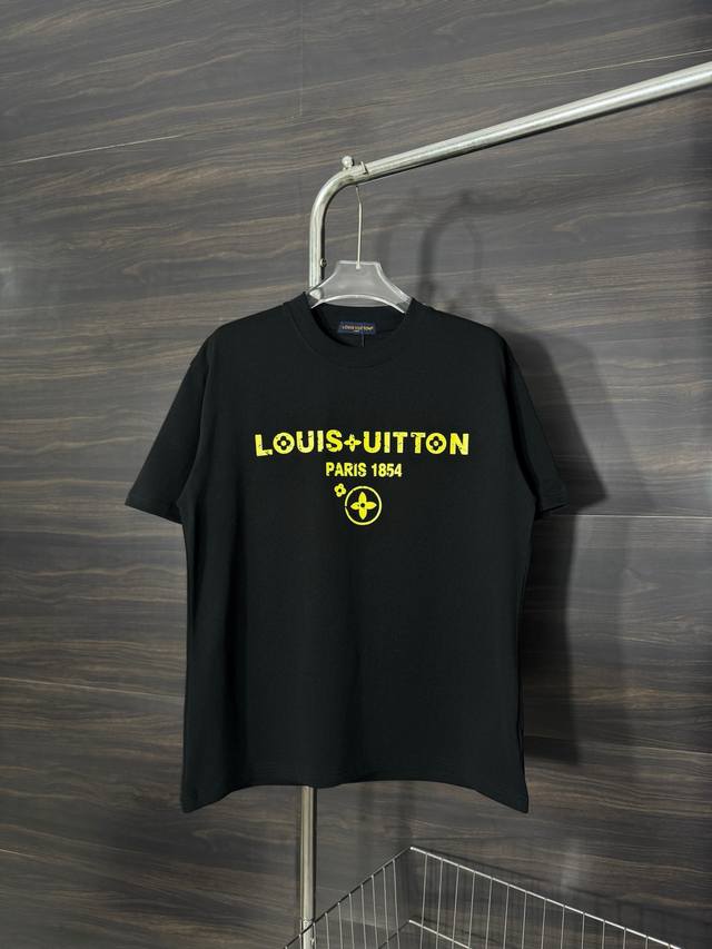 款号：He222 Louis Vuitton-路易威登胸前印花圆领短袖 面料采用2 克双股双纱纯棉面料，手感舒适柔软，上身舒适透气，领口采用同缸同色罗纹，不紧绷