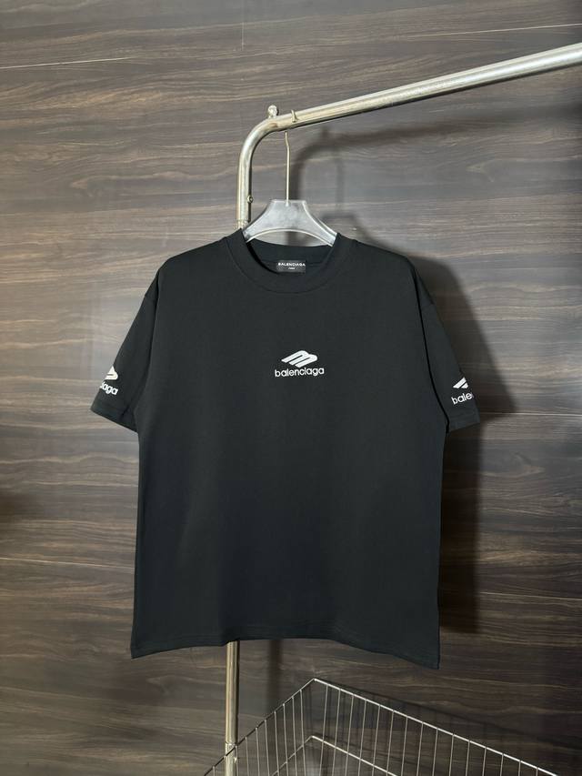 款号：He213 Balenciaga-巴黎世家3M刺绣圆领短袖 面料采用2 克双股双纱纯棉面料，手感舒适柔软，上身舒适透气，领口采用同缸同色罗纹，不紧绷，不变