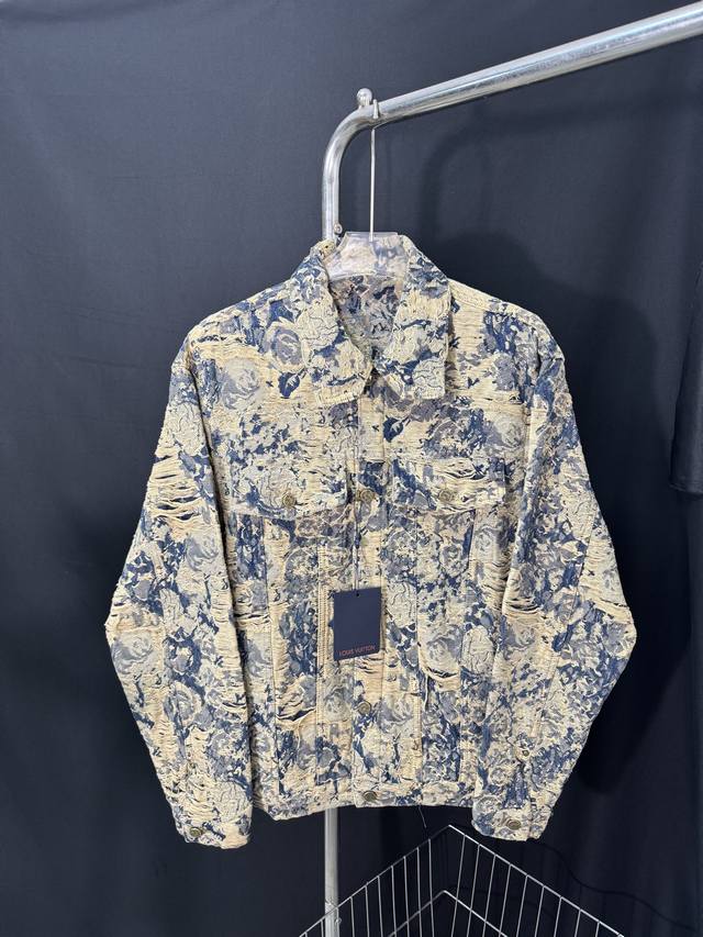 款号：He207 Louis Vuitton-Lv做旧花卉流苏牛仔外套 面料采用定制花卉牛仔面料，水洗做旧破坏工艺而成，凸显衣服的特点，定制五金纽扣，整体提花效