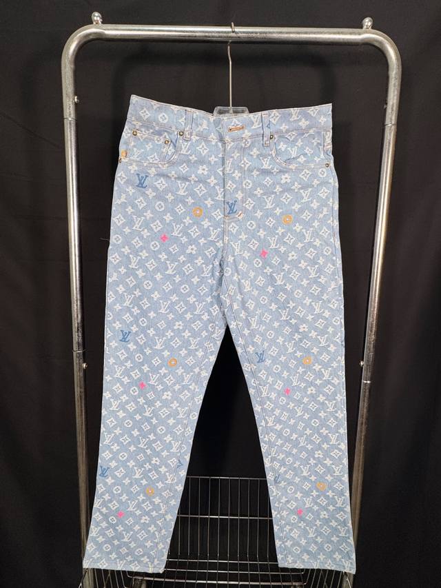 款号：He202 Louis Vuitton-路易威登Lv联名满印提花彩绘牛仔裤 衣服面料采用Lv满印字母提花彩绘原版牛仔面料，上身立体有型当季爆款，定制原版做