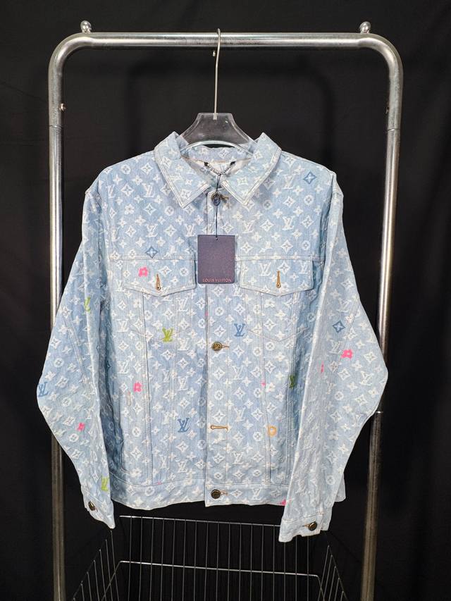 款号：He201 Louis Vuitton-路易威登Lv联名满印提花牛仔外套 衣服面料采用Lv满印字母提花彩绘原版牛仔面料，上身立体有型当季爆款，定制原版五金