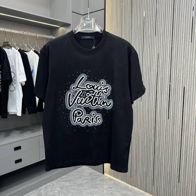 LV 驴子 25Fw春夏新款圆领T恤 采用重磅320G双纱精梳棉材质 上身立体感强 采用重磅洗水工艺搭配中空绣珠片绣花 洗涤方式：面料仅限干洗或洗衣袋包裹反面冷