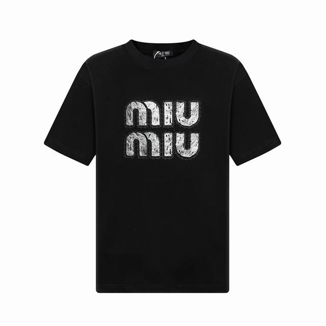Miumiu 25Ss高版全新做法3D双重工艺，立体硅胶材质重工艺形成的Logo圆领短袖T恤。 定制240克同缸染面料 手感非常舒服 春夏最新砖柜同步 Os落肩