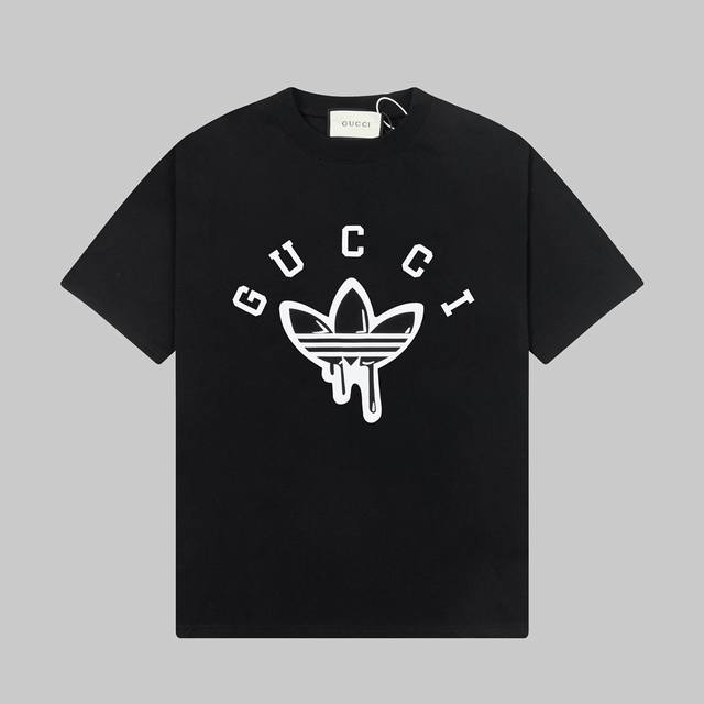 Gucci 古驰25Ss春夏新品前印花圆领短袖T恤， 三叶草搭配经典Logo，整体图案流畅处理，图案上有很多描绘设计的细节需要做到一步到位的处理。 定制240克