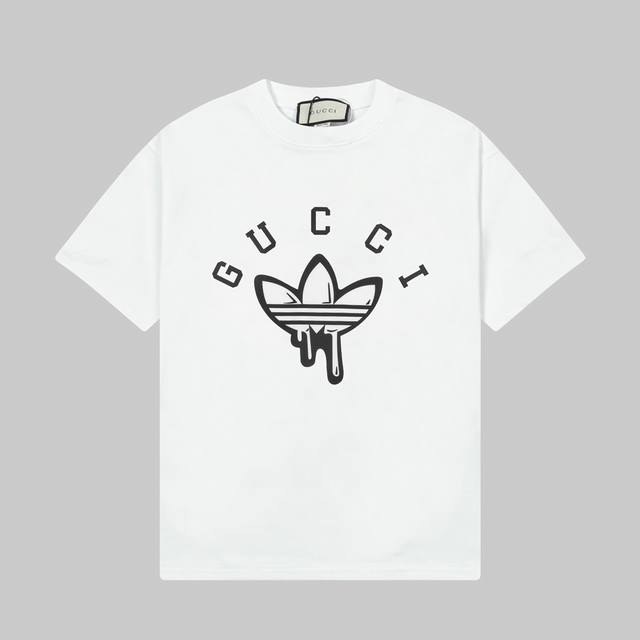 Gucci 古驰25Ss春夏新品前印花圆领短袖T恤， 三叶草搭配经典Logo，整体图案流畅处理，图案上有很多描绘设计的细节需要做到一步到位的处理。 定制240克