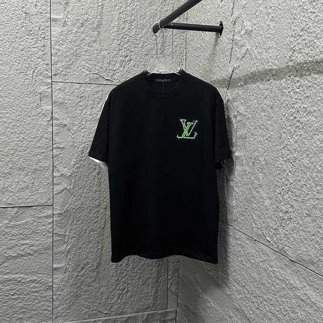 LV 路易 2025春夏新款 经典大V绿色字母 发泡工艺 定制双纱平纹纯棉面料 短袖T恤 男女同款 尺码： S 90-130斤 M 120-150斤 L 140