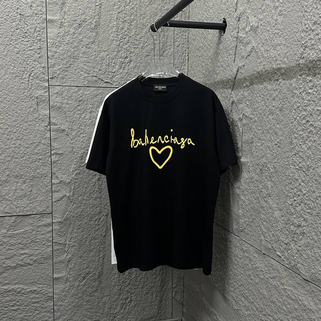Balenci*Ga 巴黎2025春夏新款短袖T恤衫 经典字母 粉色黄色发泡工艺 定制双纱平纹纯棉面料 短袖T恤 男女同款 颜色：黑色 白色 尺码： S 90-