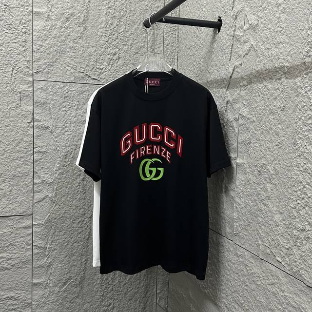 Gu* 古驰*2025春夏新款 胸前Gucci字母植绒工艺+印花短袖T恤 定制双纱平纹纯棉面料 男女同款 颜色：黑色 白色 尺码： S 90-130斤 M 12