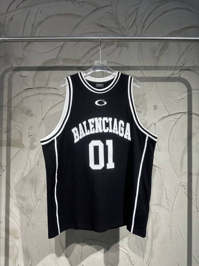 Balenciaga新款巴黎世家篮球小子Blcg篮球系列01刺绣短背心 无论搭配短袖或许长袖叠穿！都帅爆了！单穿应该是蛮帅的！ 复杂的精工贴布绣花，高密度透气朱