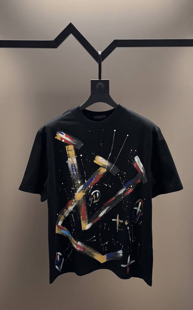 原单品质 品牌：Lv 路易威登 25Ss最新顶级手绘Lv品牌元素标志性 Logo涂鸦泼墨手绘工艺短袖T恤，彰显品牌魅力。 260克 高端进口纯棉双纱面料，新疆小
