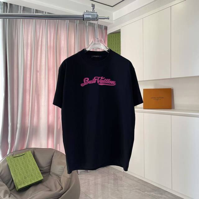 LV*路易威登2025夏季新款 个性字母Logo印花 定制面料300G 短袖T恤 男女同款 尺码：S M L Xl Xxl 五个码 颜色：黑色 白色 紫色