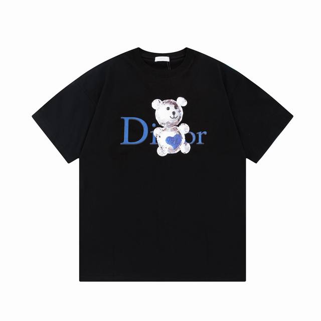上新款号： D1024 Dior 迪奥 Cd字母可爱小熊玩偶印花 -面料：260G双纱纯棉短袖，配套320G纯棉罗纹 原版面料 官方同款 男女同款 颜色：黑色