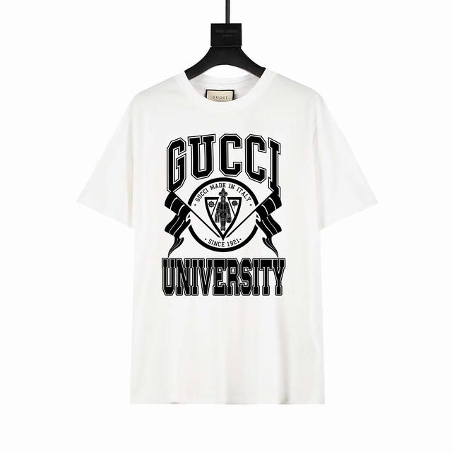 上新款号：G755 Gucci 古驰Guc 徽章印花短袖T恤 260G纯棉面料，裁前高温洗水定型，成品再洗柔，穿着感受亲肤棉柔，垂感自然。专柜同步，微落肩宽松版