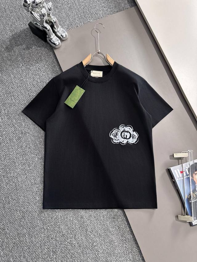 上新款号：G754 Gucci 古驰 2025新款 涂鸦双G字母Logo印花男女同款 短袖T恤 定制260克100％双纱纯棉面料 定染32支双股螺纹 领标吊牌主