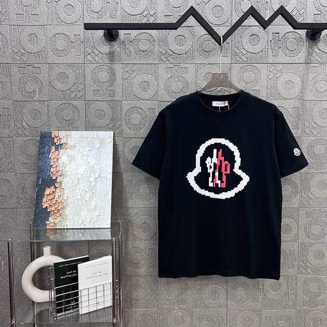 款号：M1026 Moncler 蒙口 官网同款印花图案 双纱纯棉短袖 经典马赛克Logo - 260G双纱纯棉顶级面料 手感柔软 百分百纯棉独家出货 定染硫化