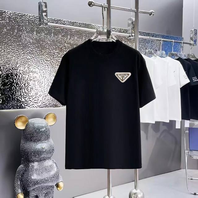 prada 普拉达徽章圆领短袖T恤 1:1对版面料300克毛圈高克重百分百纯棉 提前做过预缩水1×1双纱洗一辈子都不会变形的 男女同款 官网细节 阴影字母Log