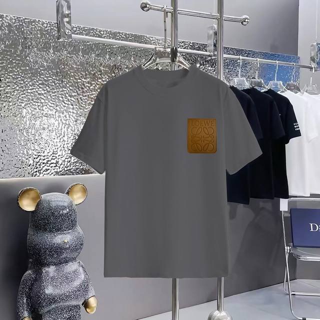 Loewe 罗意威皮标圆领纯棉短袖T恤 1:1对版面料300克毛圈高克重百分百纯棉 提前做过预缩水1×1双纱洗一辈子都不会变形的 男女同款 官网细节 Logo字
