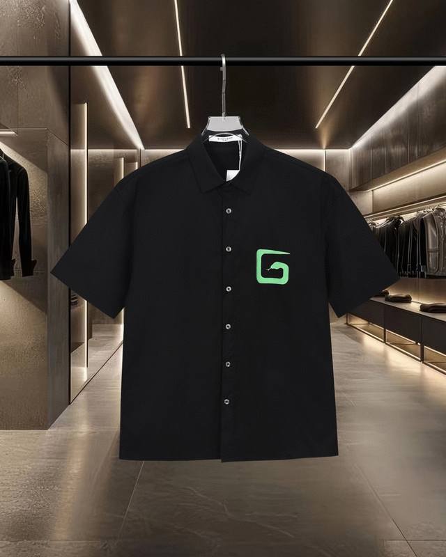 Givenchy 纪梵希 Gvc 爆款来袭 蛇年走秀款胸前后厚板胶G字母Logo短袖衬衫 2025Ss官网新款短袖 衬衫 衬衣，精美工艺 高端版本，专柜定制面料