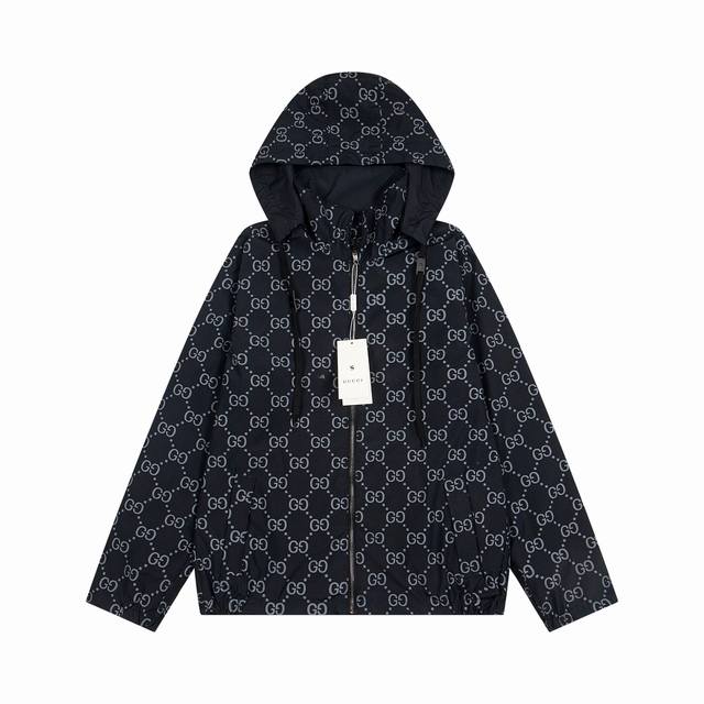 上新： 款号：B015 Gucci 古驰新款经典Gg提花满印双面穿拉链连帽夹克外套 双面穿 1采用超细腻的高科技爽滑聚酯纤维材质面料，定制高品质提花满印面料，极