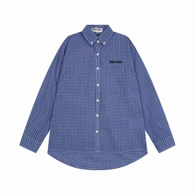 上新： 款号：B008 Miumiu 谬谬新款经典小标Logo格纹衬衫 1色织格纹面料，上身柔软舒适，极其细腻 手感扎实润滑且柔软 拥有既织物不褶皱的的特性,手
