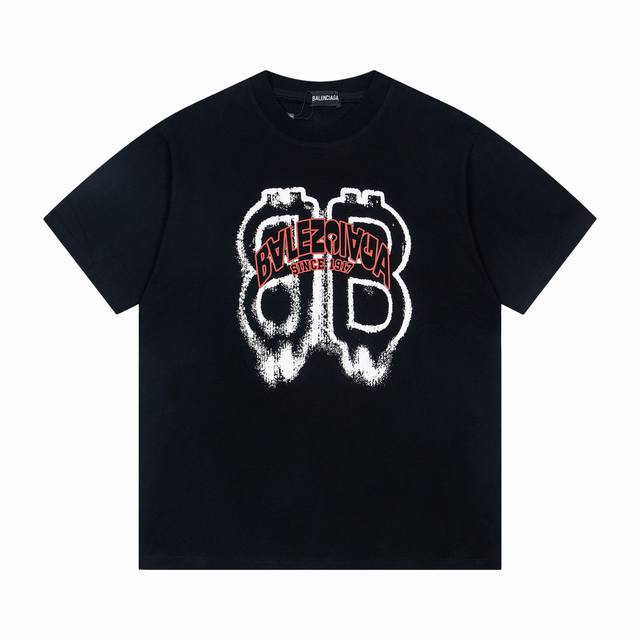 上新： 款号：B302 Balenciaga 巴黎世家新款胸前字母涂鸦印花圆领短袖T恤 1面料采用260克纯棉双纱面料 柔软亲肤、透气性强，定位裁剪工艺Over