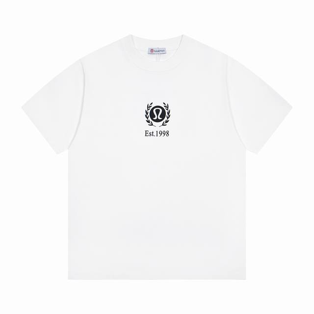 上新： 款号：B203 Lulu Lemon新款25Ss经典字母图案Logo印花圆领短袖T恤 1面料采用260克纯棉双纱面料 柔软亲肤、透气性强，定位裁剪工艺O