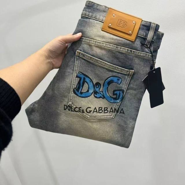 oc-798 Dg杜嘉班娜印花Logo春夏新品薄款牛仔裤 专柜主推黑牛仔裤奢华感十足皮标Dg五金 爆款 帅气高端轻奢经典修身小直筒版型裁剪设计男士板型十足腔调.