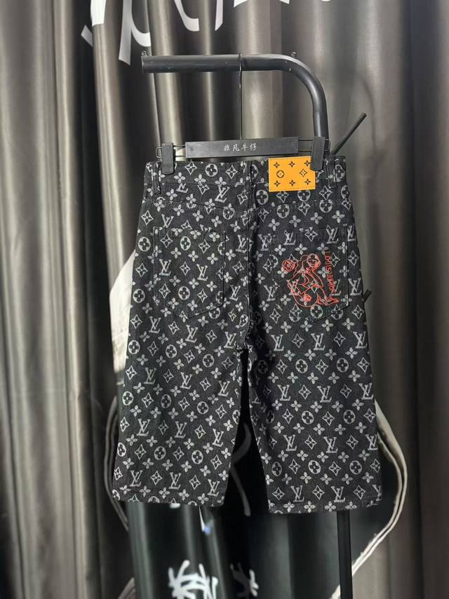 oc-782 Lv路易威登 牛仔裤 修身剪裁 面料带弹力 重洗水 颜色超正 后口袋钢印水印图案 颜色：图片色 码数：M-Xxl