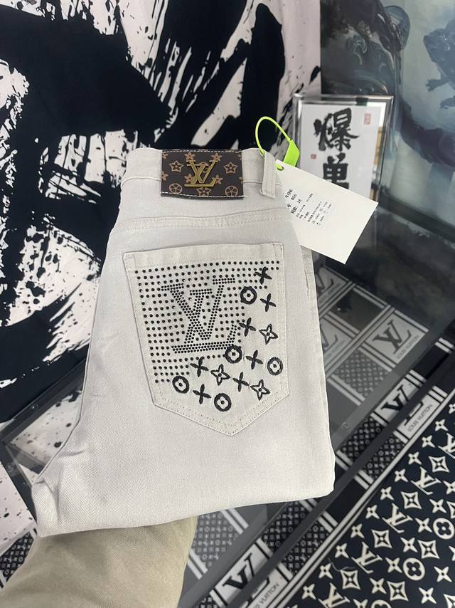 oc-734 Lv路易威登 牛仔裤 修身剪裁 面料带弹力 重洗水 颜色超正 后口袋钢印水印图案 颜色：图片色 码数：M-Xxl