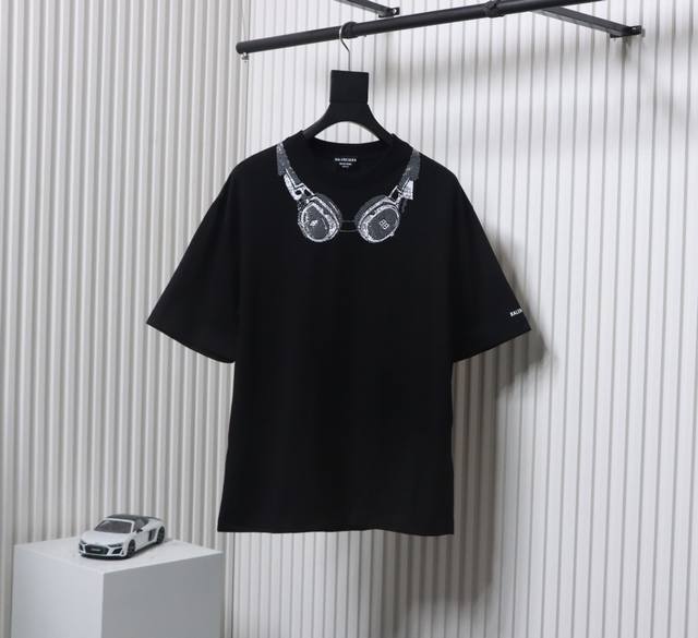 Balenciaga 巴黎世家 烫钻耳机短袖 260G 100%纯棉16织双纱精梳棉面料颜色无色差 领口300G100%纯棉1*1弹力小领口螺纹双面烧毛无尘工艺