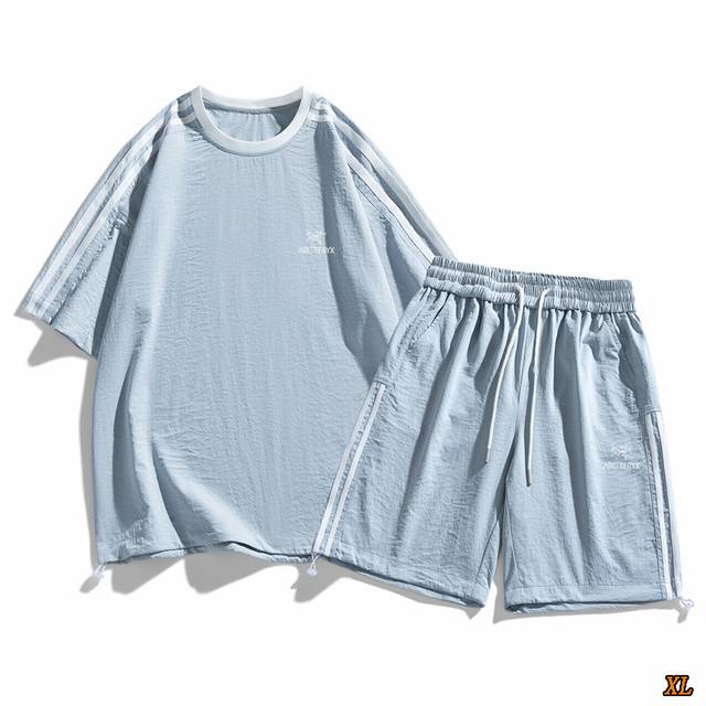 独家实拍上新夏季高品质男女同款条杠圆领短袖短裤潮牌百搭休闲短袖衬衫短裤运动套装，本季主打，货源充足，放心主推，高端品质，经典设计，做工出色，经典百搭，上身效果极