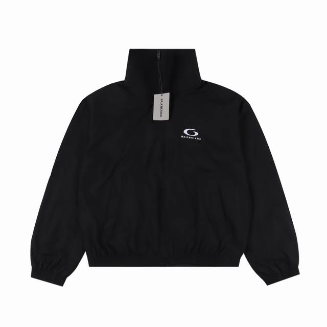 Balenciaga巴黎世家Blcg X Ua 大立领梭织冲锋衣夹克外套 Ua梭织冲锋衣是一件集功能性与时尚感于一体的户外装备。Ua Under Armour