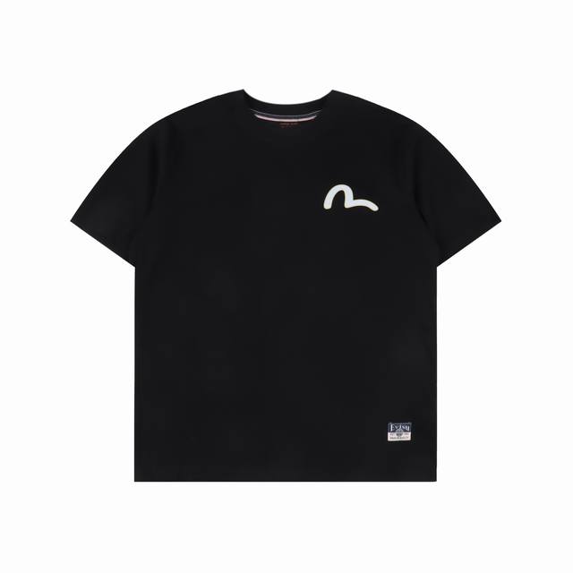 Evisu 福神 25Ss 后背鲤鱼印花短袖 前幅以刺绣小海鸥为亮点 展现出奢华和精致 后背印有鲤鱼图案，配合着浪花的设计 呈现灵动和活力的氛围，时尚而又充满艺