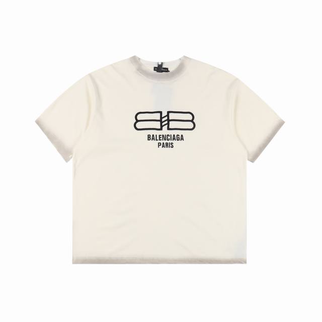 Balenciaga 巴黎世家 水洗刺绣锁扣字母圆领T恤 定制高克重 针织棉面料精心制作，手感特别的扎实，质感拉满，松软细腻上身舒适，优越的吸湿排汗性能，不闷热