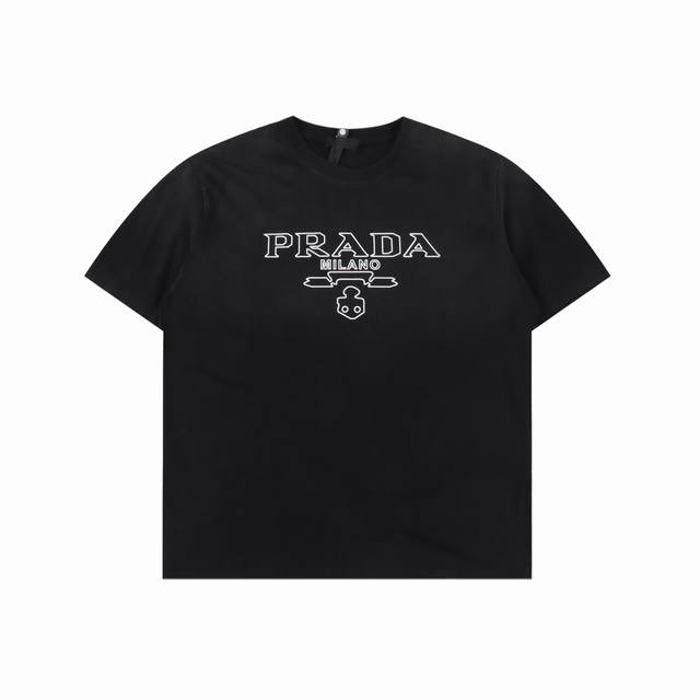 prada 普拉达 镂空字母印花圆领短袖 赛尔棉面料、立体压花徽标、正方版型、圆领短袖、平直底边、全套辅料配备！采用26S双纱面料，280G；搭配32支双纱，3