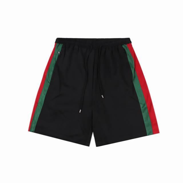 Gucci 古奇 经典侧边条纹织带短裤 原8,500购买，聚酯纤维面料、裤管两侧撞色条纹、抽绳松紧腰头、直筒短裤版型、全套辅料配备！聚酯纤维属于混纺面料，撞色面