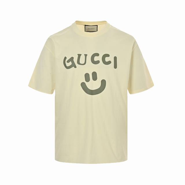Gucci 古驰 22Ss 笑脸印花短袖 选用客供定制针织100%纯棉面打造,面料手感细腻，厚实有质感的纯棉布 高密度的机织工艺，如棉絮般柔紧致舒适，有挺括感，