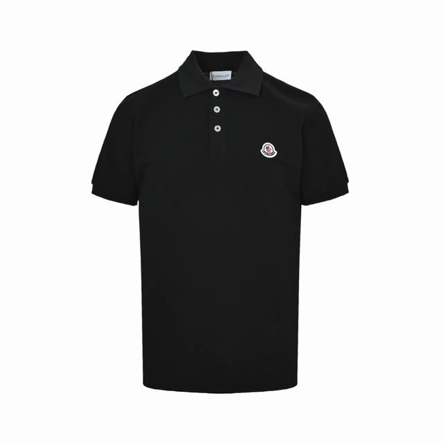 Moncler 蒙口 经典徽章刺绣polo短袖 采用100%棉双面珠地面料，拆解纱线分析，订织蜂窝四角网眼胚布， 衣领为双系统提花定织扁机制成，有弹性，不变形，