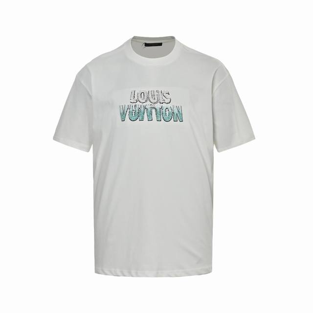 Louis Vuitton 路易威登 串珠字母短袖 正品6839购入开发，采用32支双纱精疏棉平纹面料，领口1*1索罗纳螺纹，面料酵洗，进口绣珠，定制辅料，宽松