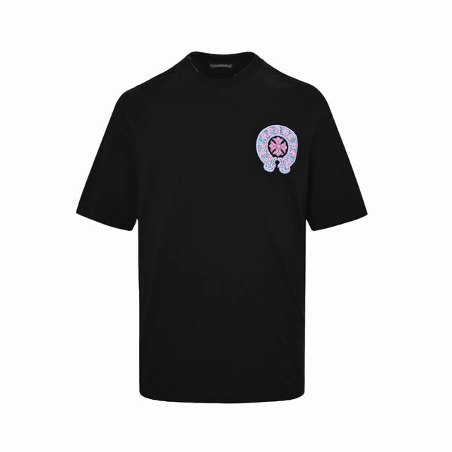 Chrome Hearts 克罗心 卷轴梵文发泡印花短袖 面料采用280克重精梳棉，定制32支1*1螺纹，成衣两遍水洗处理，面料舒适亲肤无异感，定制定染面料，纺