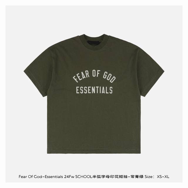 Fear Of God-Essentials 24Fw School半弧字母印花短袖-常青绿 采用重磅260G纯棉面料，柔软亲肤且具备自然垂坠感，质地厚实挺括，