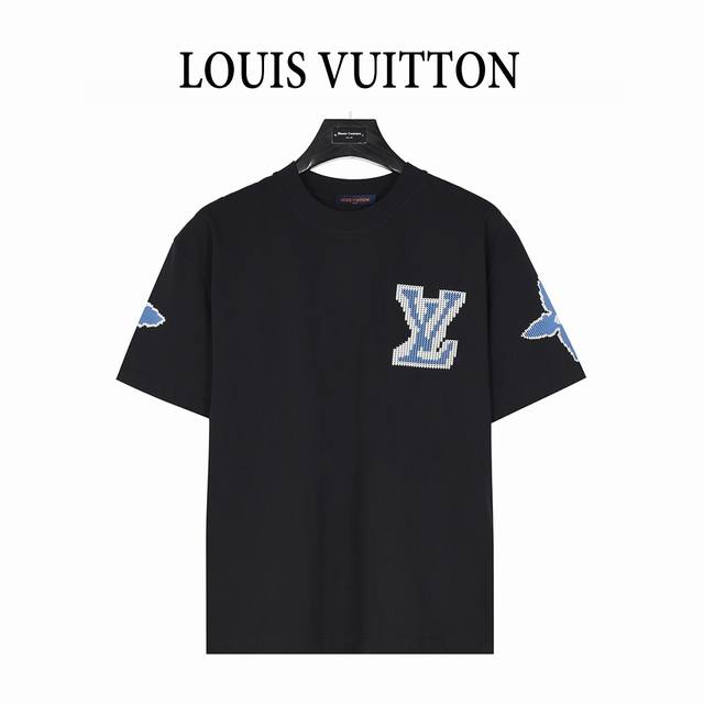 Louis Vuitton 路易威登 25Ss 滑雪系列老花Logo发泡印花短袖T恤 爆款来袭，原6600购入，滑雪Ski系列限定款。 本款T恤衫取材柔软的平纹