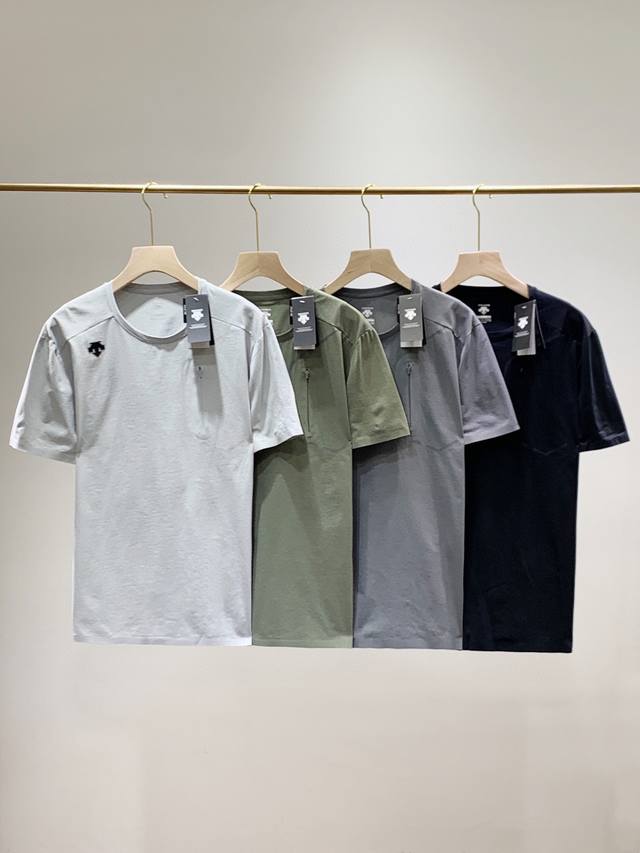 迪桑特透气速干男子短袖 官网同步 门店在售 面料采用的是最新型中空吸湿排汗功能材料，面料的底部采用导槽式结构，出汗时更好的蒸发汗水，不贴皮肤 防紫外线指数U p